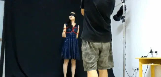 颖儿晚礼服的沉沦，蓝色晚礼服之团缚漏底。168在读大学生颖儿很害羞的模特，本期尝试晚礼服拍摄模特稀里糊涂被骗着拍摄成了紧缚片