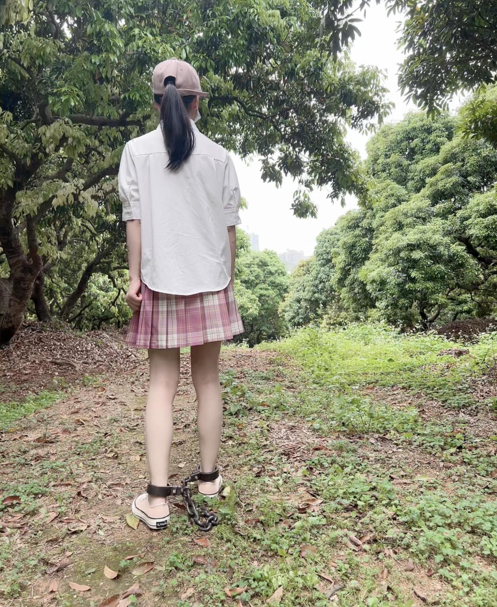 学妹户外镣铐行走，各种脚镣