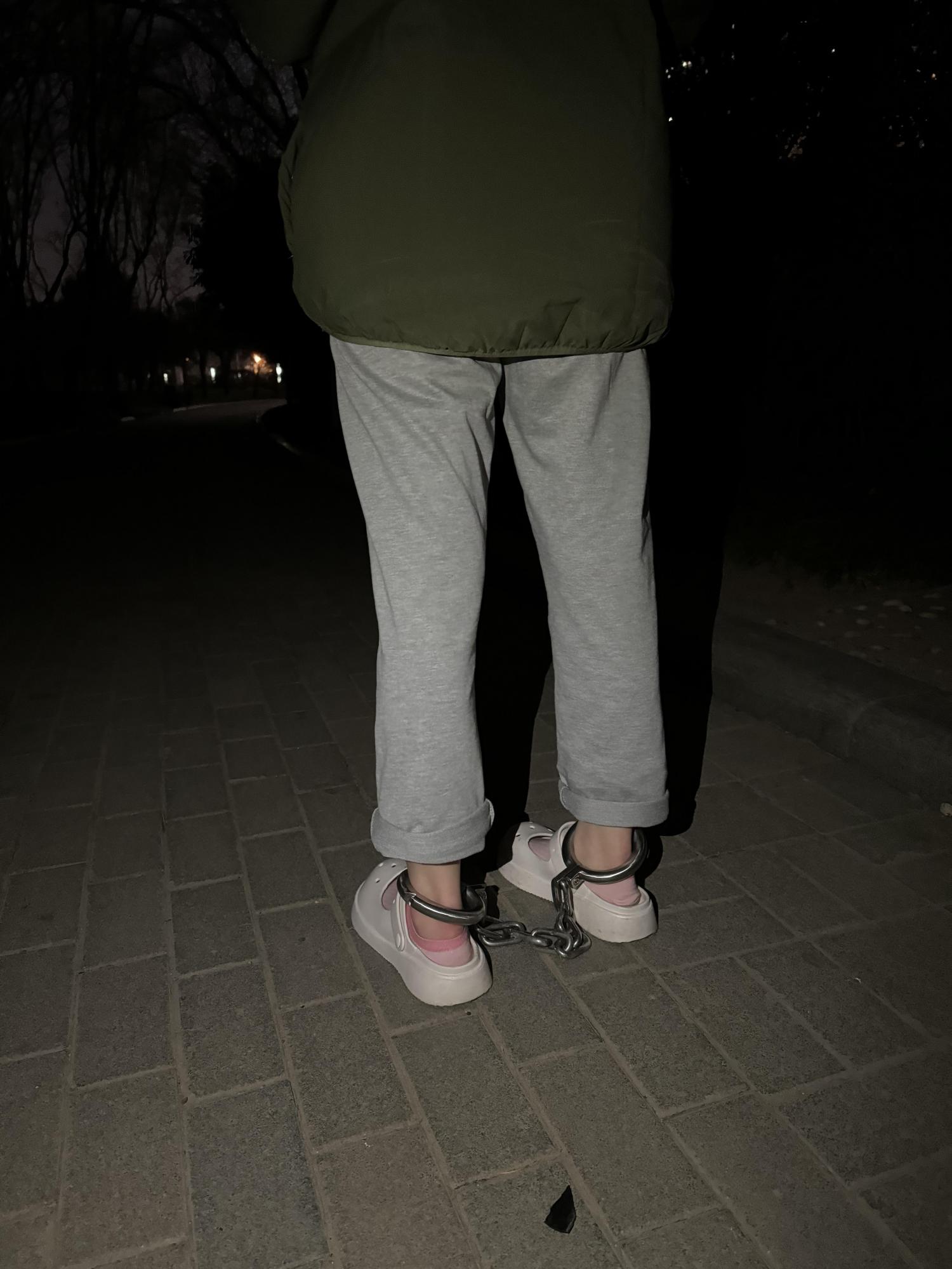 18岁高中生妹子户外脚镣行走，夜间两公里