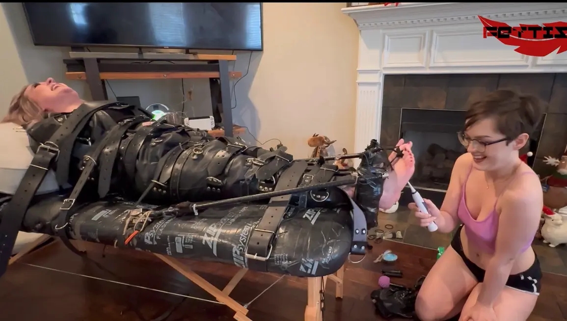 Fettish – The Tickle Table – Jade vs Trinity
