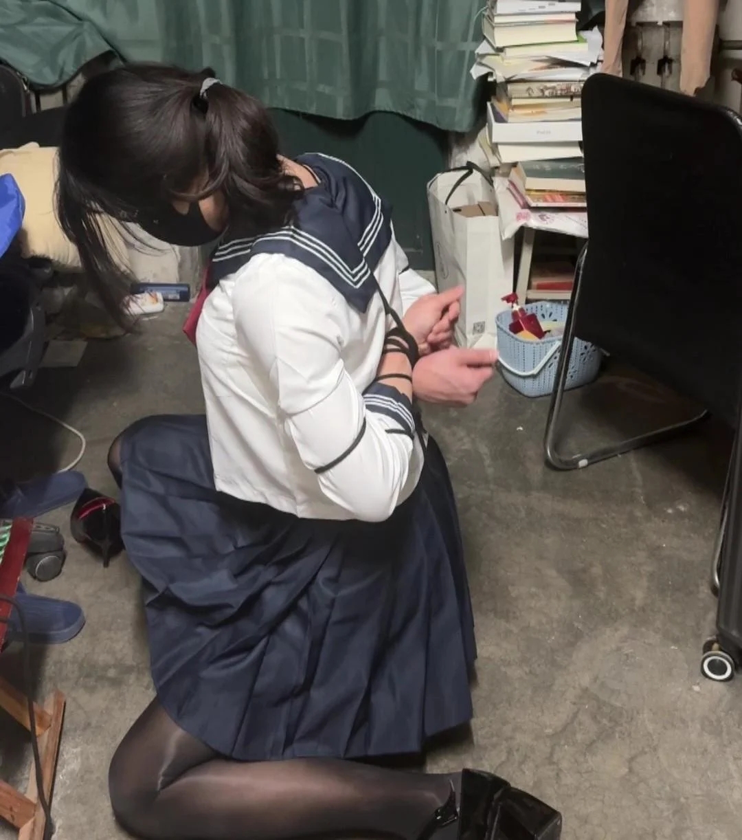 五花自缚教学翻车，还好宿舍摸到小刀了不然真的绝望......水手服+马油黑丝+侧空高跟
