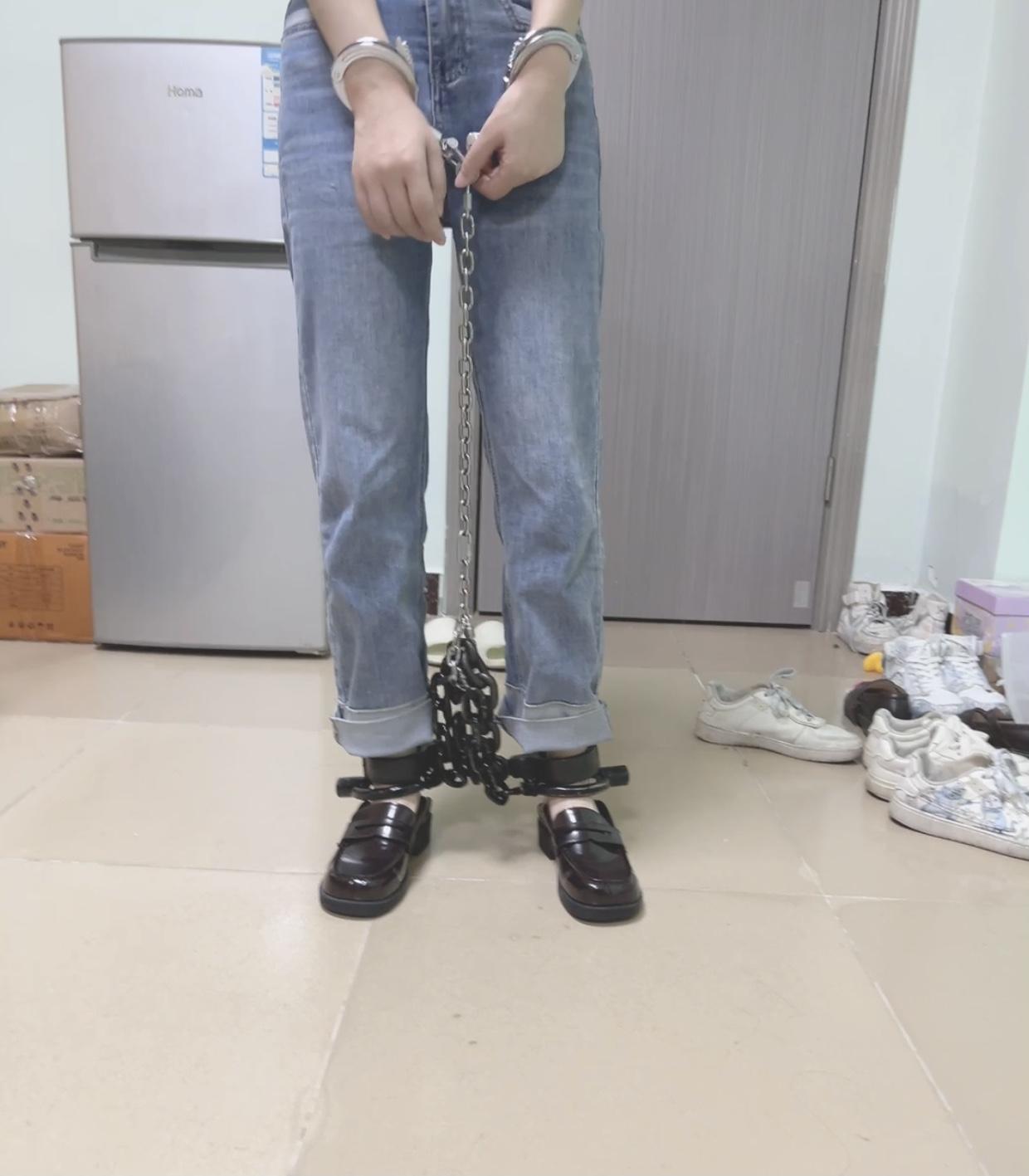 女大学生重型脚镣体验，惩戒脚镣，超紧手铐铐脚