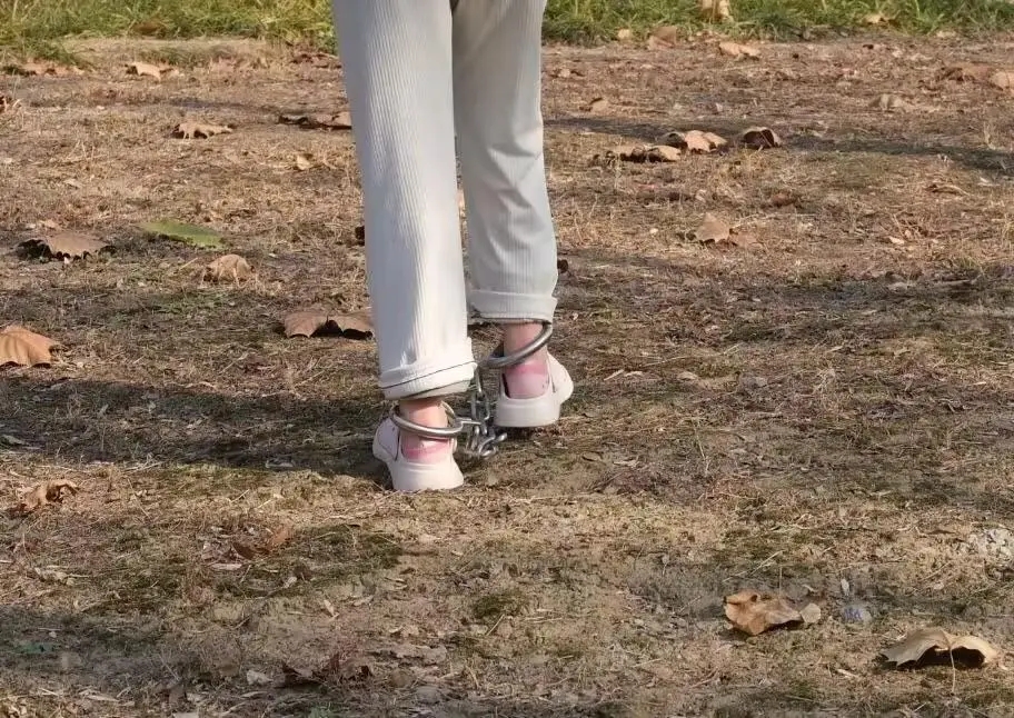 白天户外戴脚镣行走，妹子脚腕都磨肿了