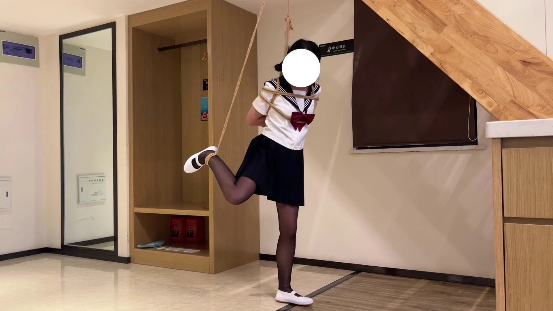 臭脚妹妹第一部露脸作品(假露脸）【水手服】【油光黑丝】【白一带】【单腿吊缚】