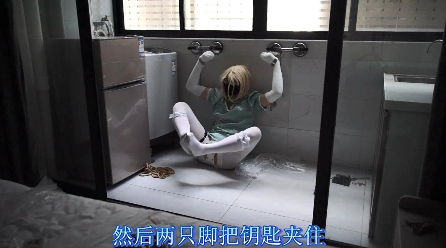 双手包裹TK放置两小时~第一次线下约调是什么样的~两只手铐在两侧完全无法挣脱~果然还是有点怕痒呢~超长时间放置可惜没录全