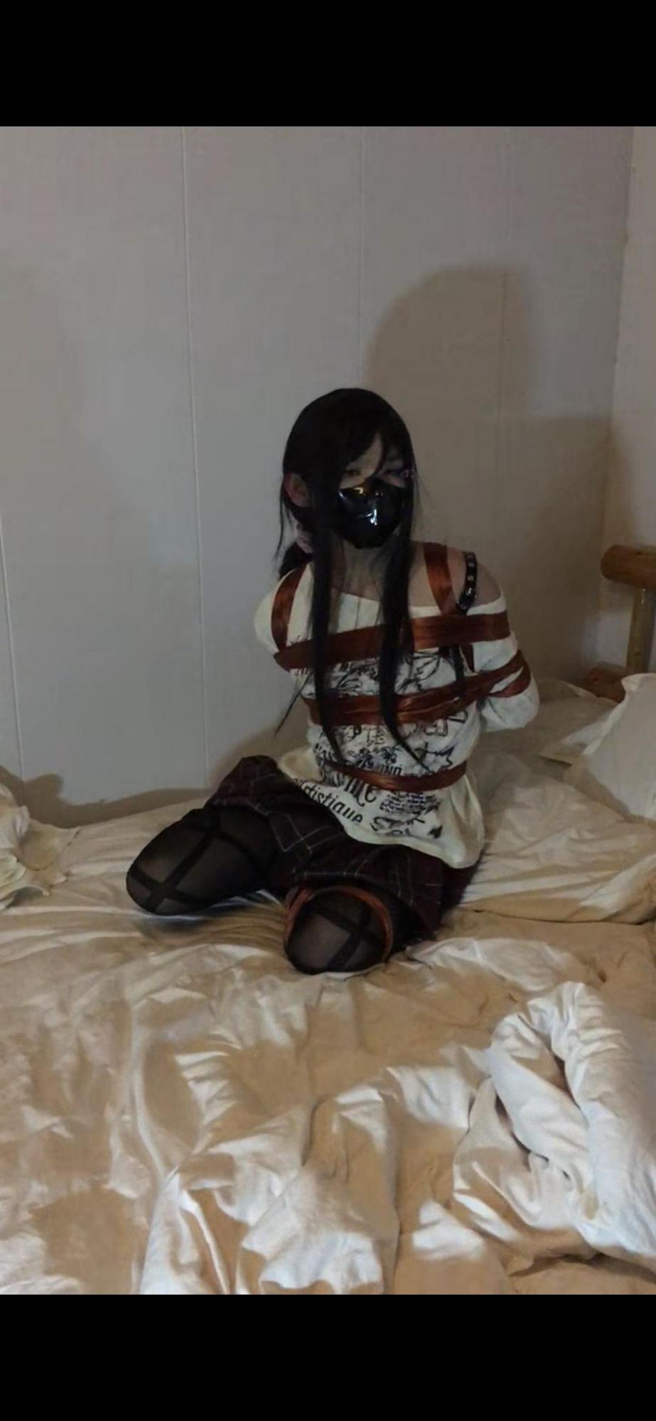 男娘丝带折腿强制开腿玩弄