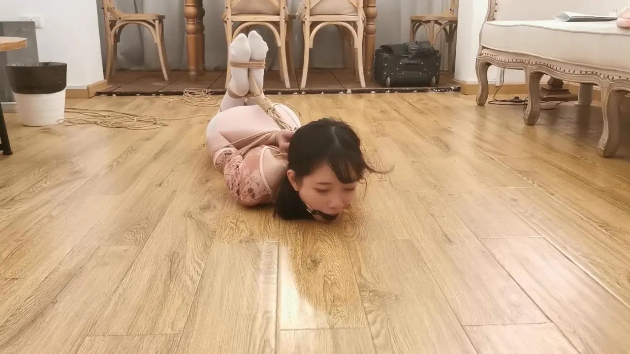 珊珊花纹露背体操服白丝紧缚放置