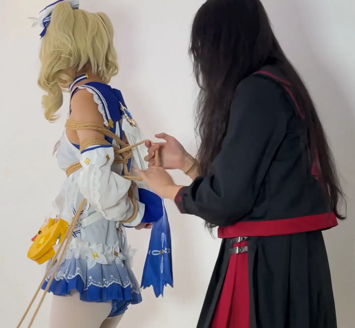 原神cosplay-芭芭拉泳装，白丝袜，驷马捆绑挣扎玩弄