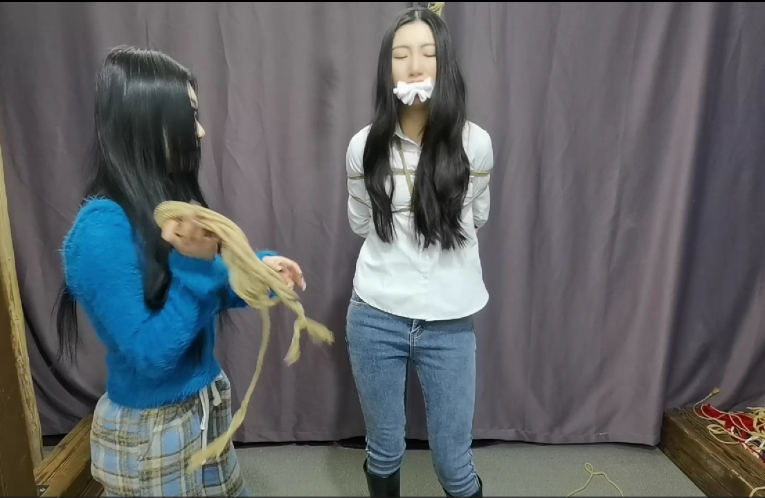 牛仔裤长靴美少妇被少女单腿吊缚 百合虐档 女女调教1