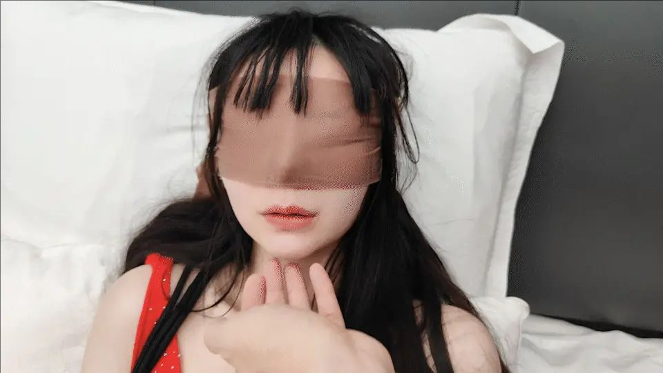 小姐姐一身红色情趣内衣+丝袜，新年要红红火火，结果刚穿上就被我绑起来，跪在床上乖乖的等我好好地弄一番