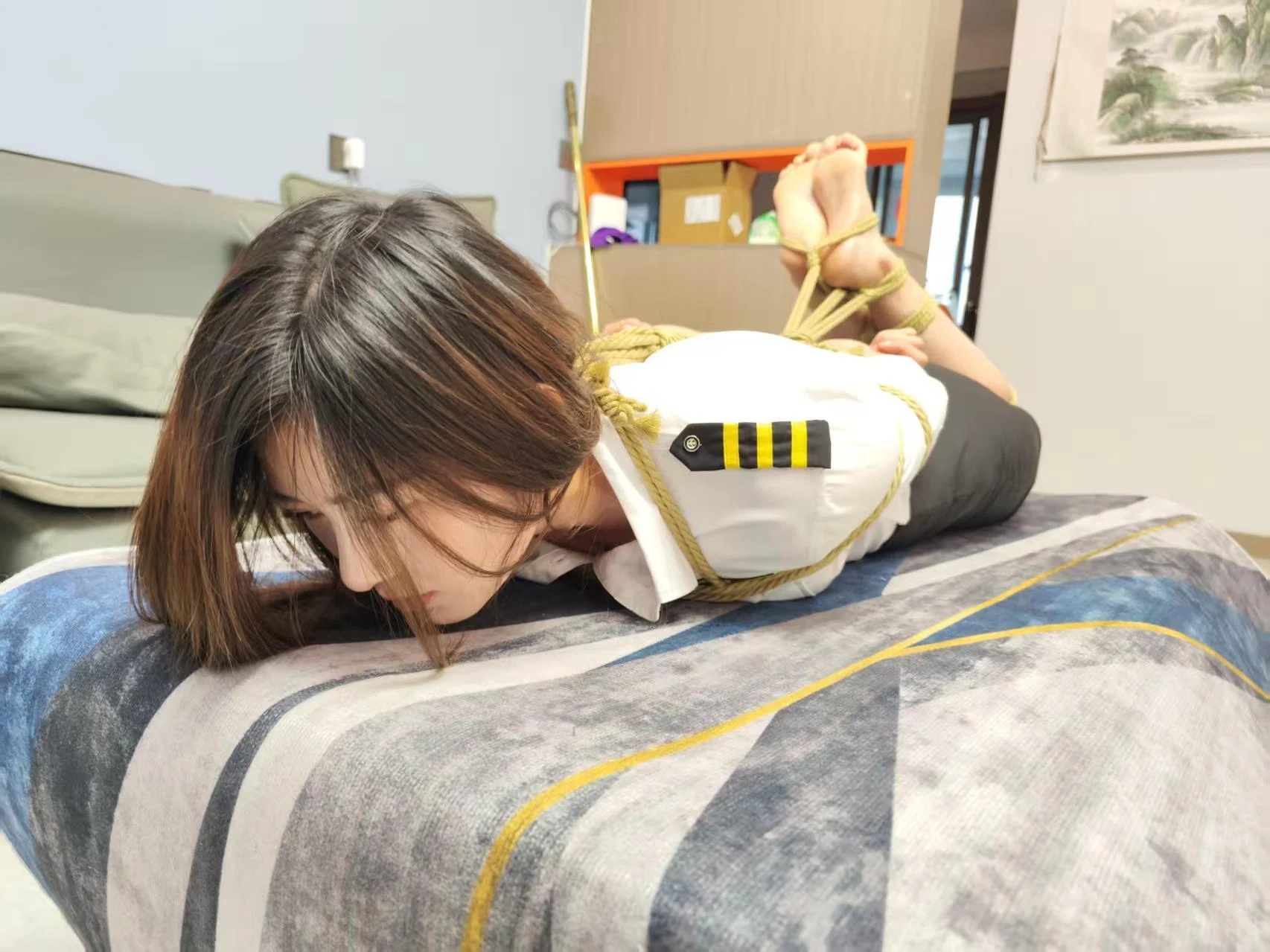 美女茜茜OL制服裙装短靴紧缚体验&金属禁锢