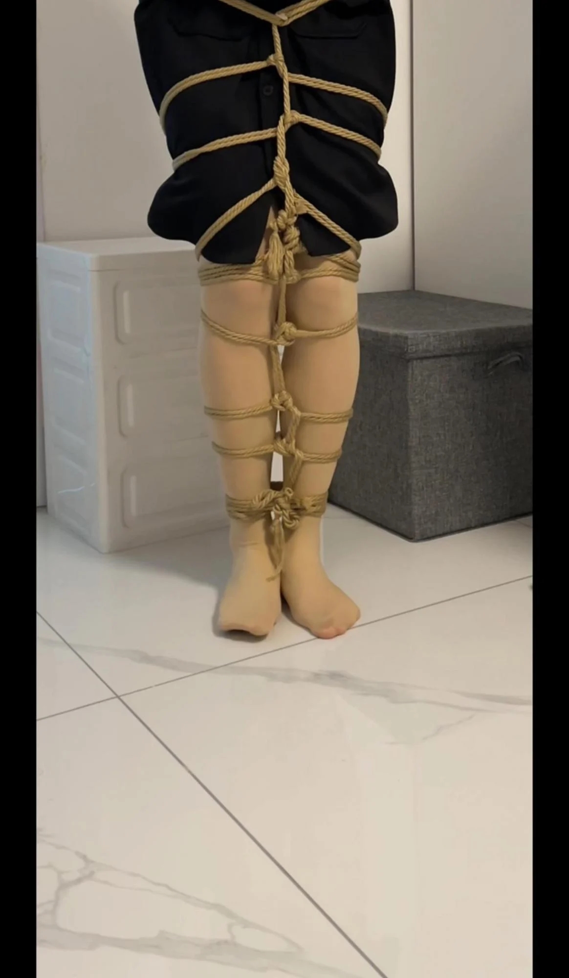 女朋友麻绳并腿捆绑挣扎