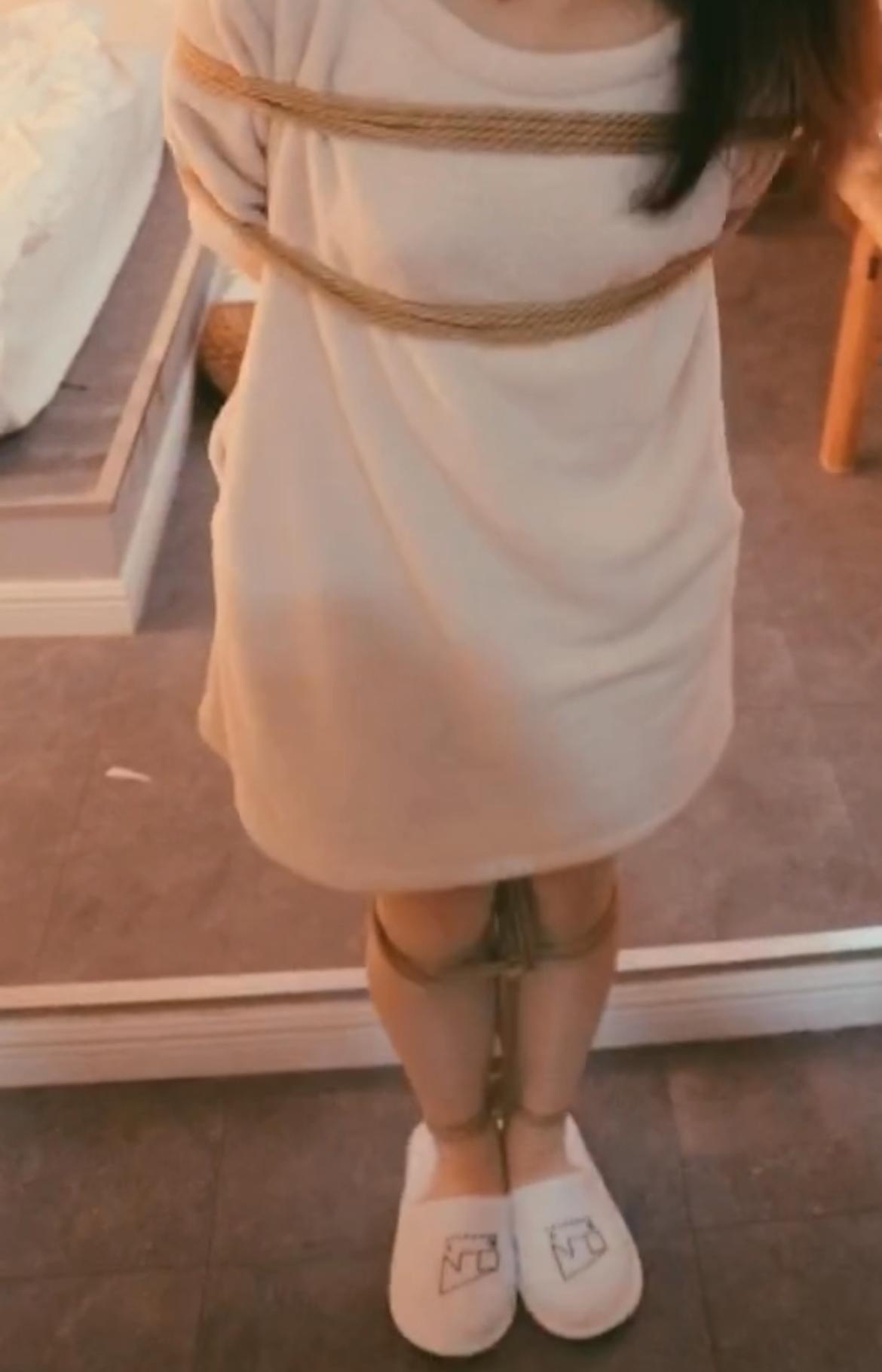 女朋友并腿缚行走