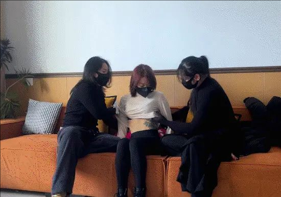 三女玩乐！小董被两个姐姐多层丝袜全包！轻度持续电击强制多重tk 放置