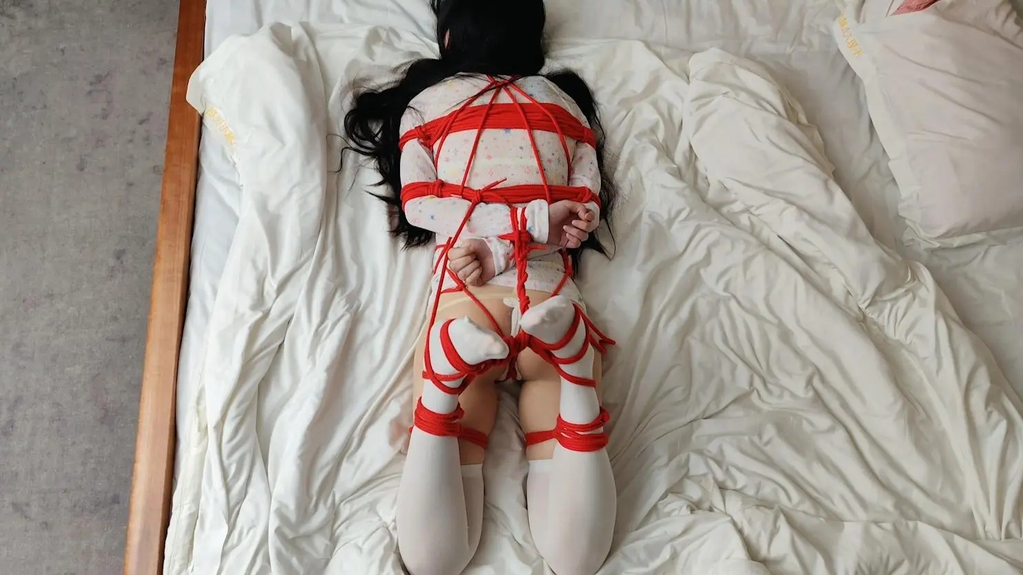 小姐姐的白色丝袜湿了