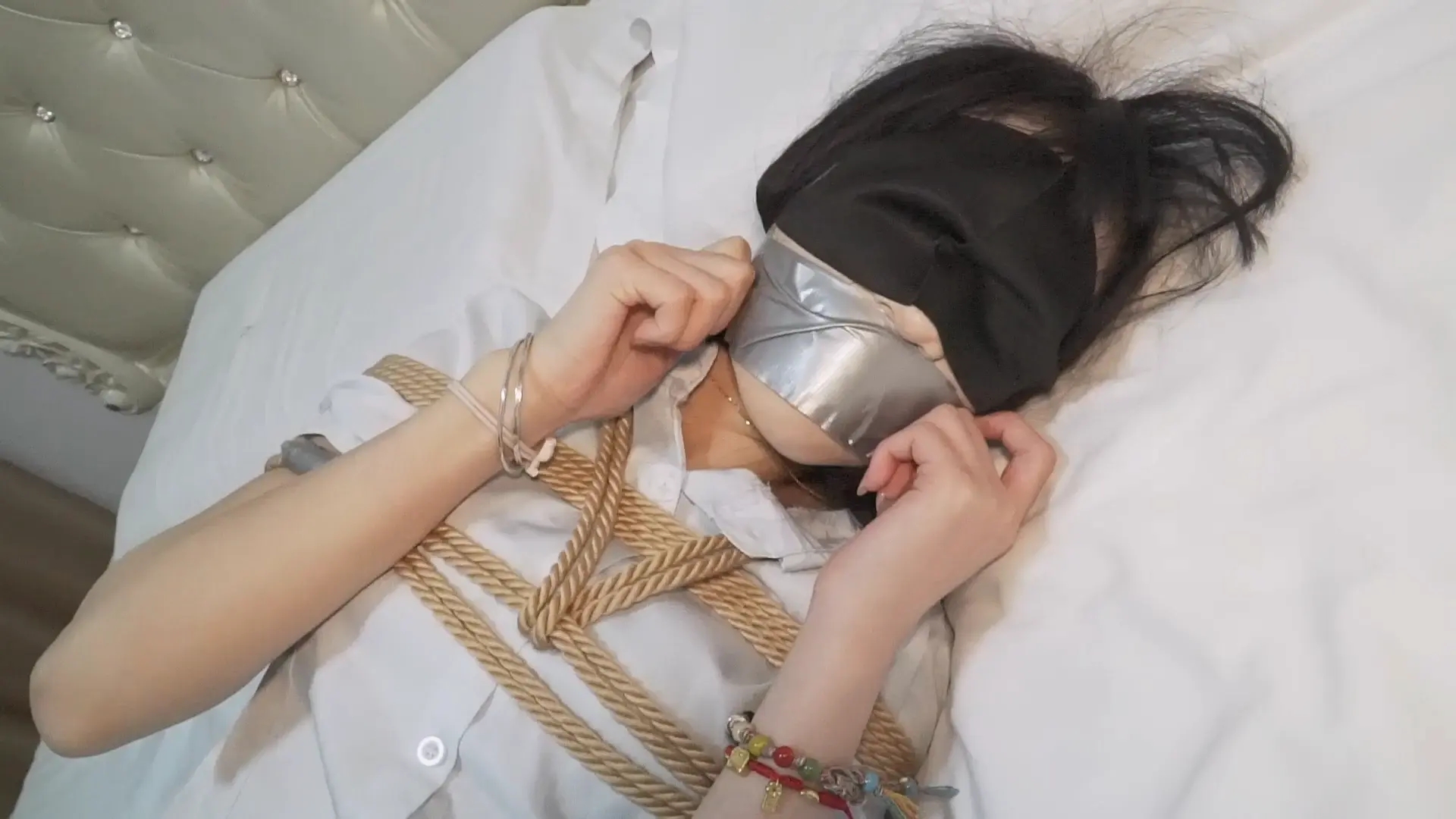 JK妹妹体验日式反绑、股绳、嘴塞丝袜胶带封嘴~~束缚挣扎！