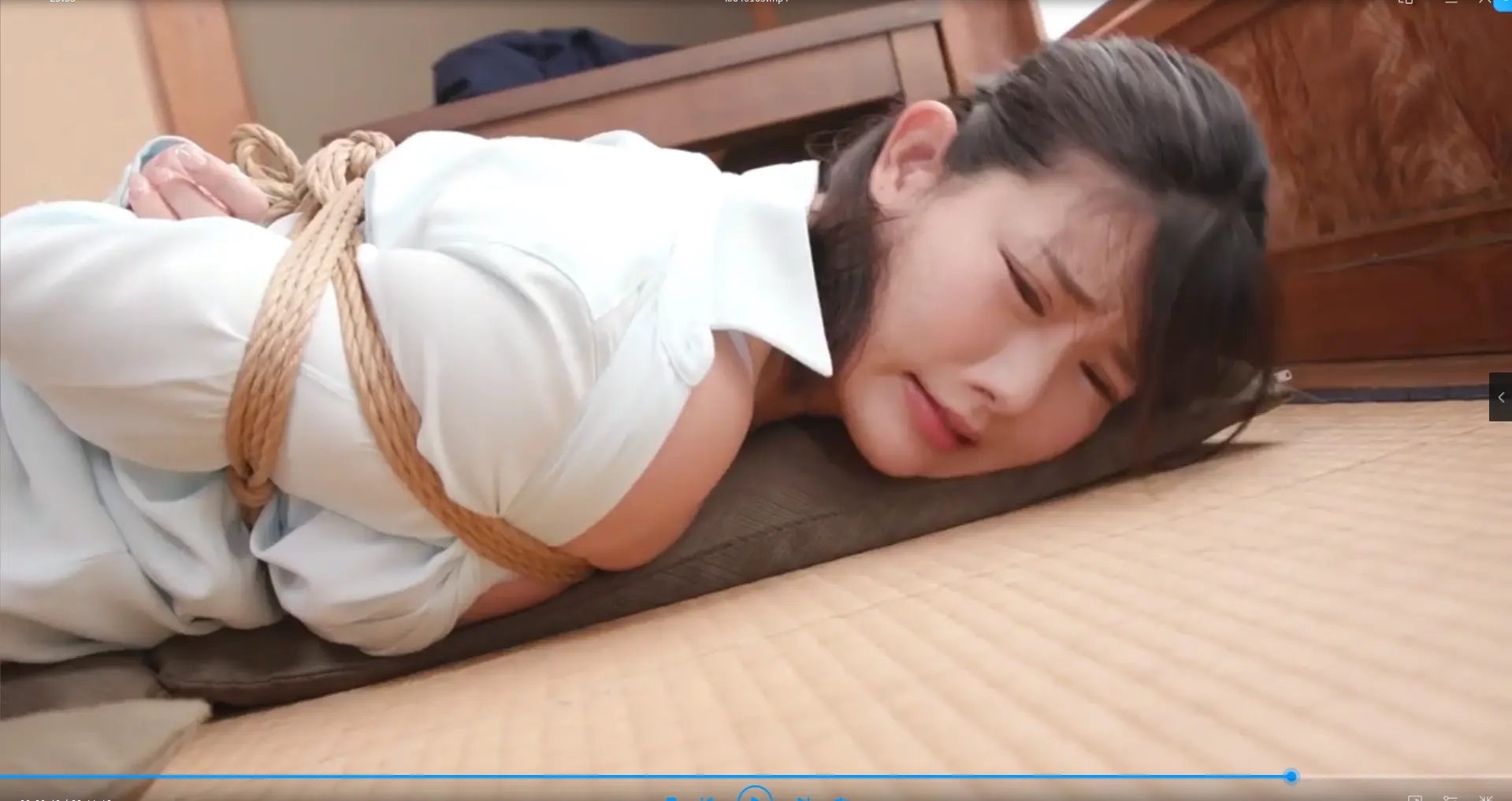 捆绑调教美丽的少妇