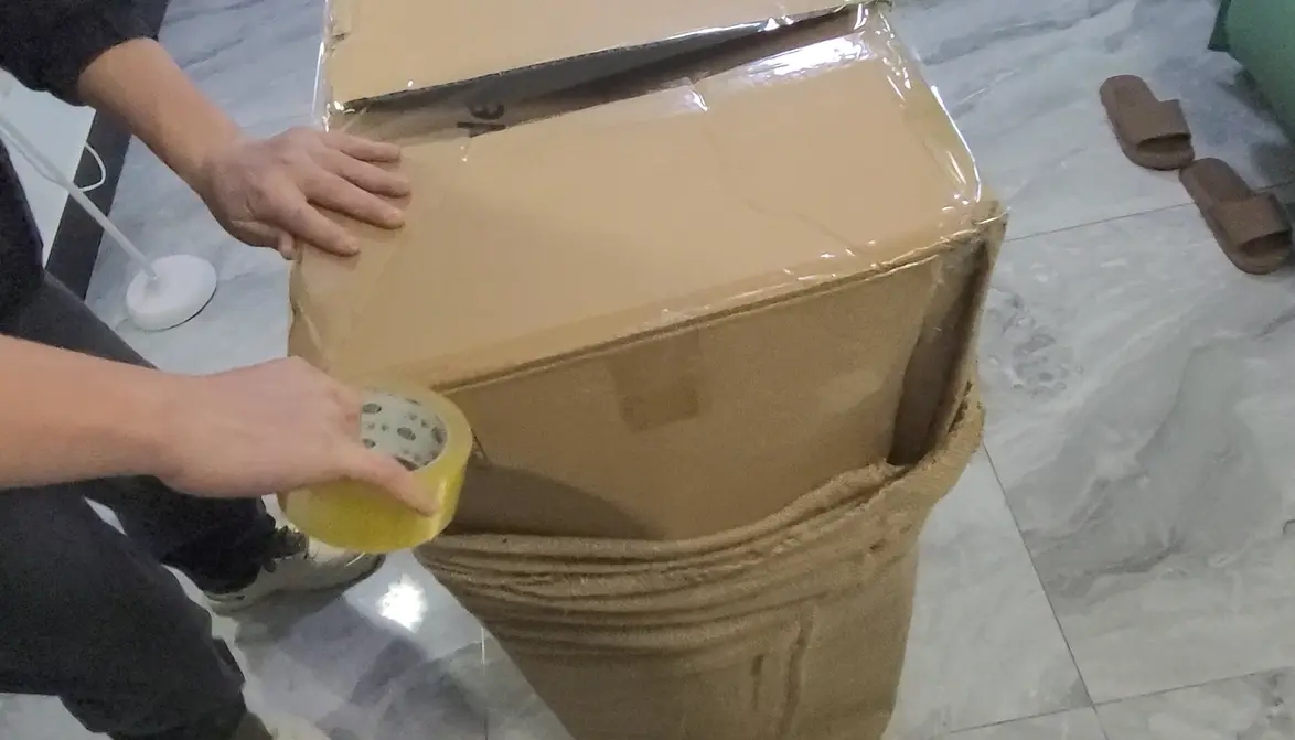 少妇被蒙上眼睛堵住嘴并绑住双手最后被封在密闭空间，看看她是如何在没有外力帮助下挣脱出来的