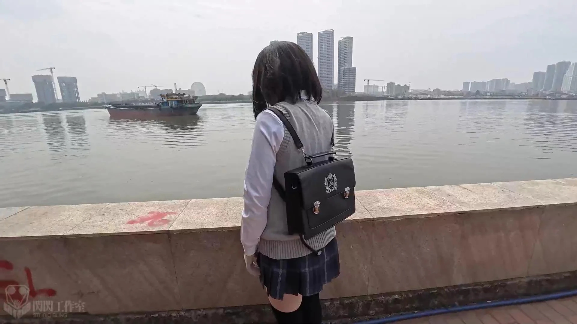 【闪闪工作室】- 用奇怪方式呼吸的JK少女 - 伪装外出/背包呼吸/震动遥控/裆部喝水/拘束炮机椅 -