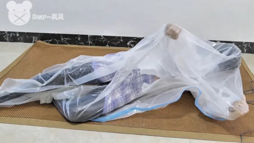 【贝贝熊原创】挑战真空袋逃脱，希望你能成功喔，后面塑料袋“解脱”等着你【小熊日常日记5-塑料袋失神】