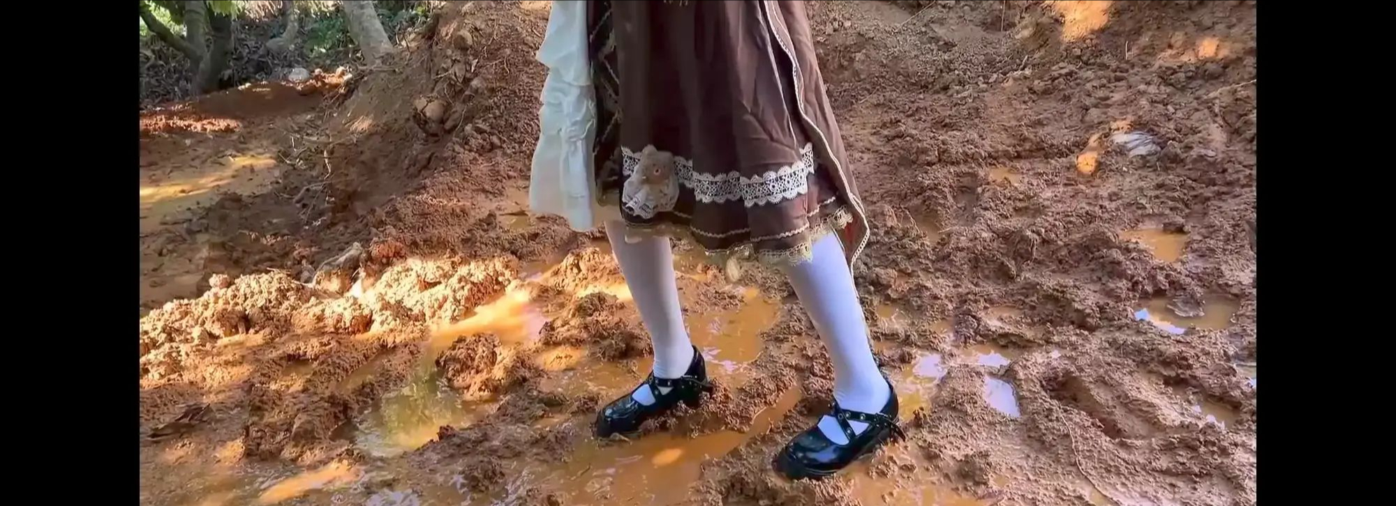 洛丽塔女孩踩泥