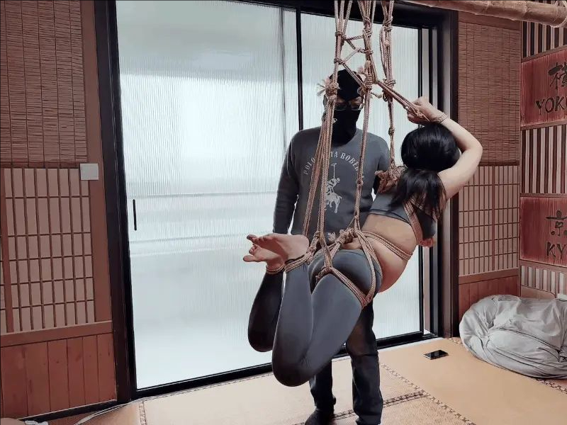 女大学生的吊缚体验，折磨，皮拍，空中转圈无力挣扎