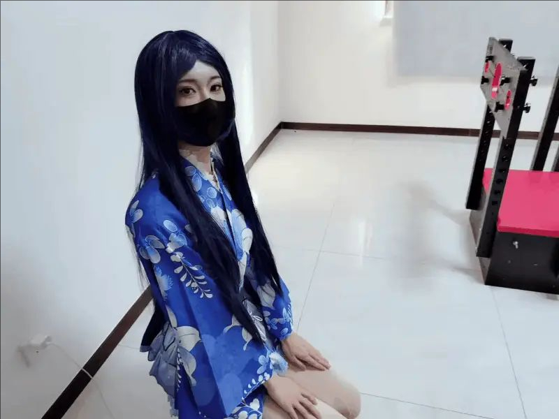 coser小伪娘 在拘束架上各种玩弄，皮鞭皮拍、郊狼，挑战极限