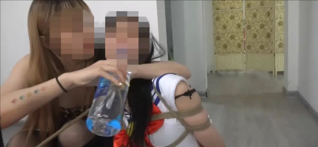 舍友之争（下）被百般折磨的美少女战士coser终于屈服。为了羞辱，舍友强迫她穿舍友的衣服，模仿舍友的行为，丧失最后的人格