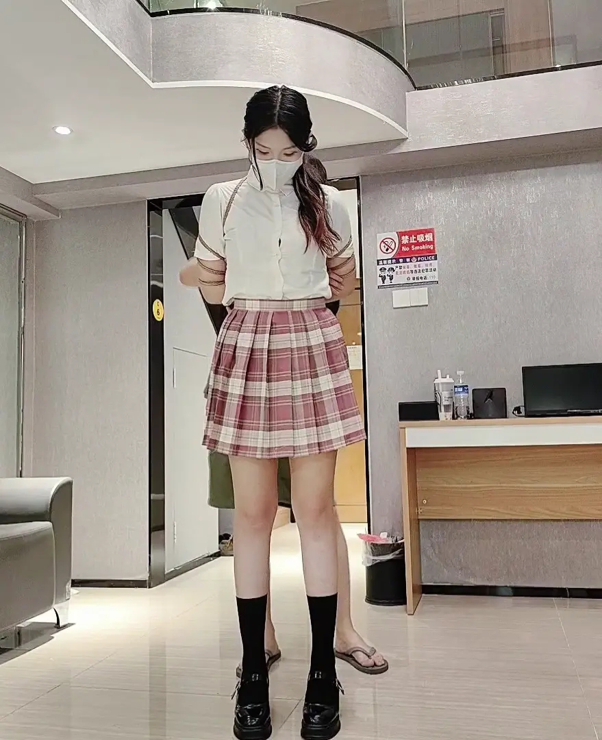 《被俘卧底的悲惨结局》紧缚RL+内衣跪绑