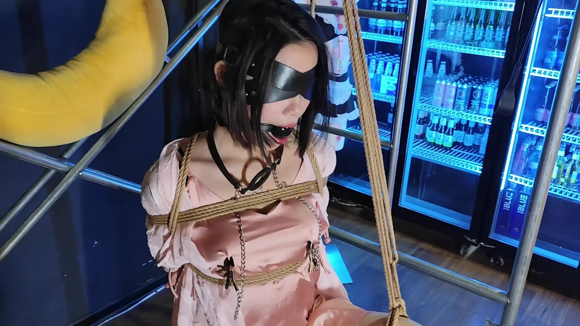 人妻兔兔的初体验 婚礼晨袍 单腿吊缚 真实人妻 超绝眼神 蠢蠢欲动