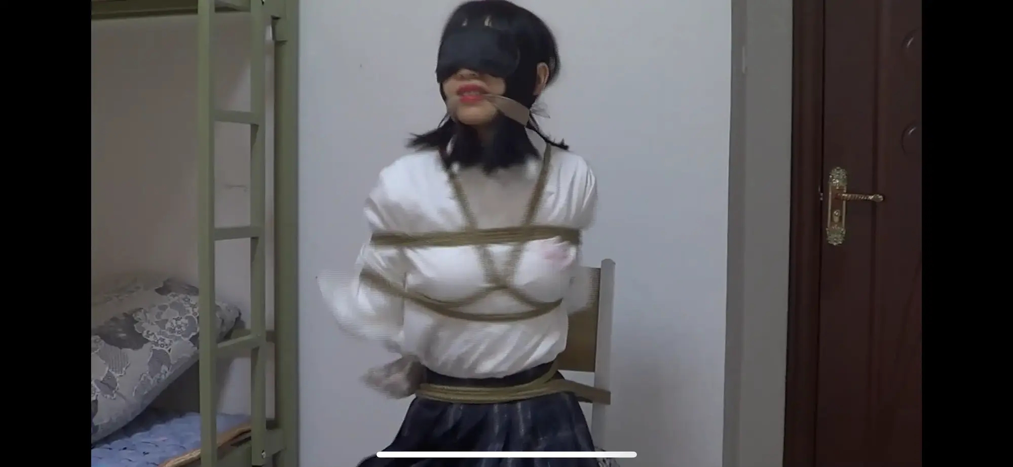 美女的黑丝白手套无助挣扎，腿无敌