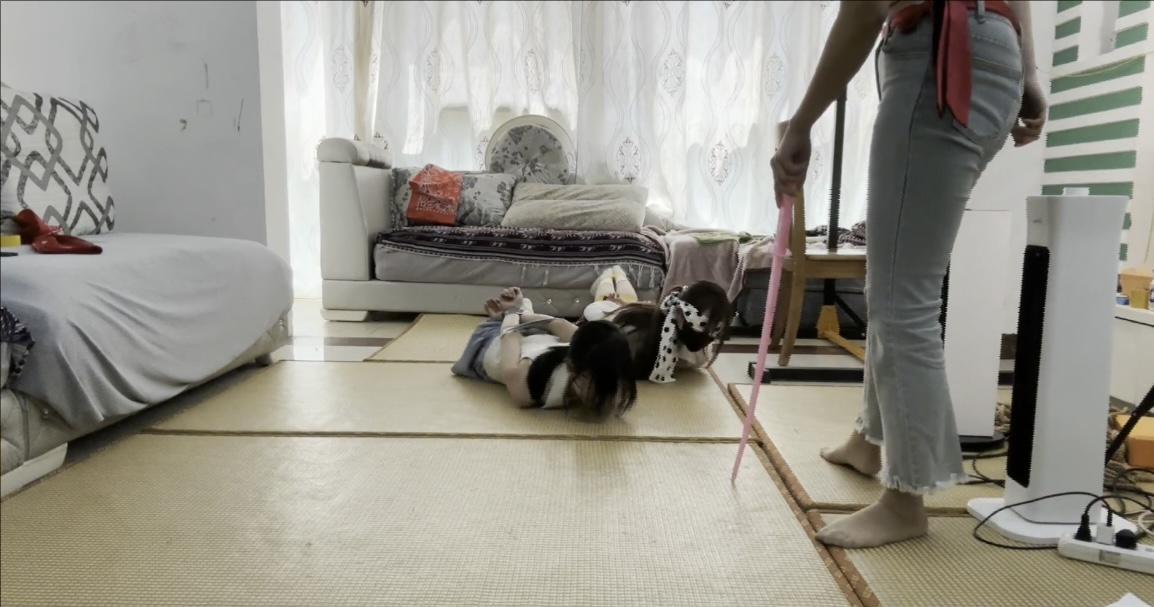 胶带束缚爬行游戏