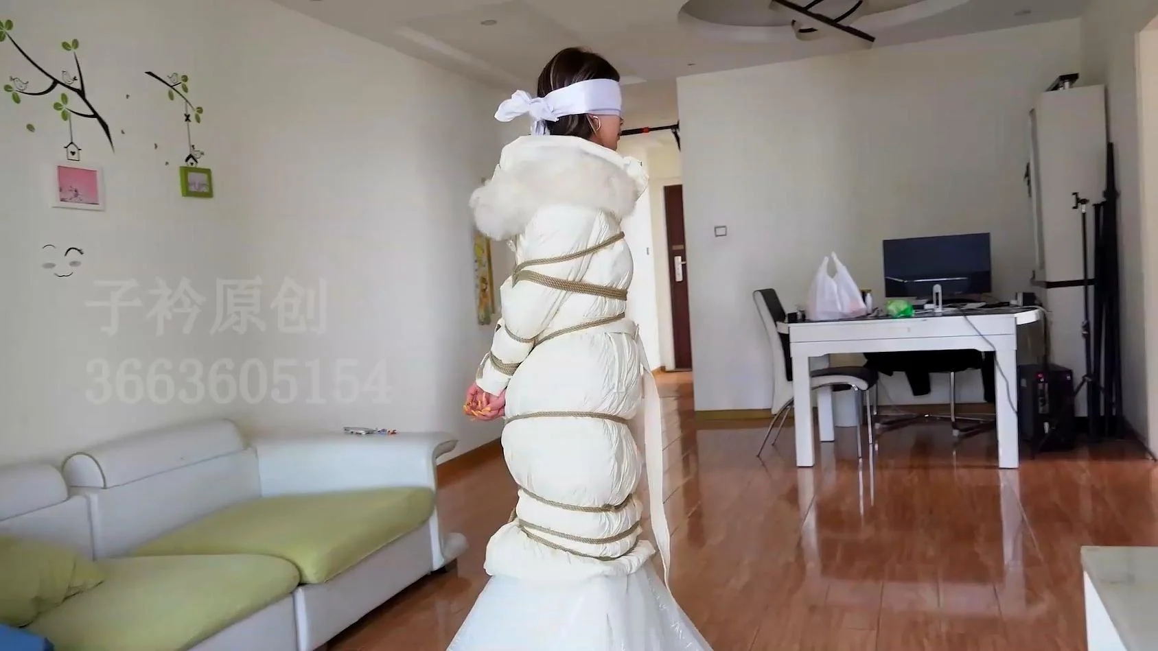 定拍欢欢 婚纱羽绒服捆绑丝巾蒙眼堵嘴挣扎 定拍欢欢 婚纱羽绒服捆绑丝巾蒙眼堵嘴挣扎