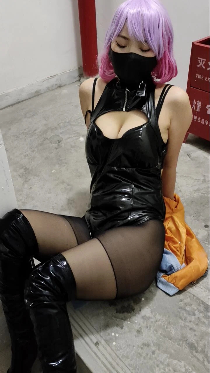 《被绑走的女coser 01》 户外、楼梯间失禁、户外调教、控制、女coser、黑丝、高跟皮靴 《被绑走的女coser 01》 户外、楼梯间失禁、户外调教、控制、女coser、黑丝、高跟皮靴