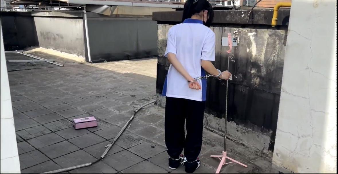 【琳媚】【何露】 镣铐被人发现 羞耻心达到极致 【琳媚】【何露】 镣铐被人发现 羞耻心达到极致