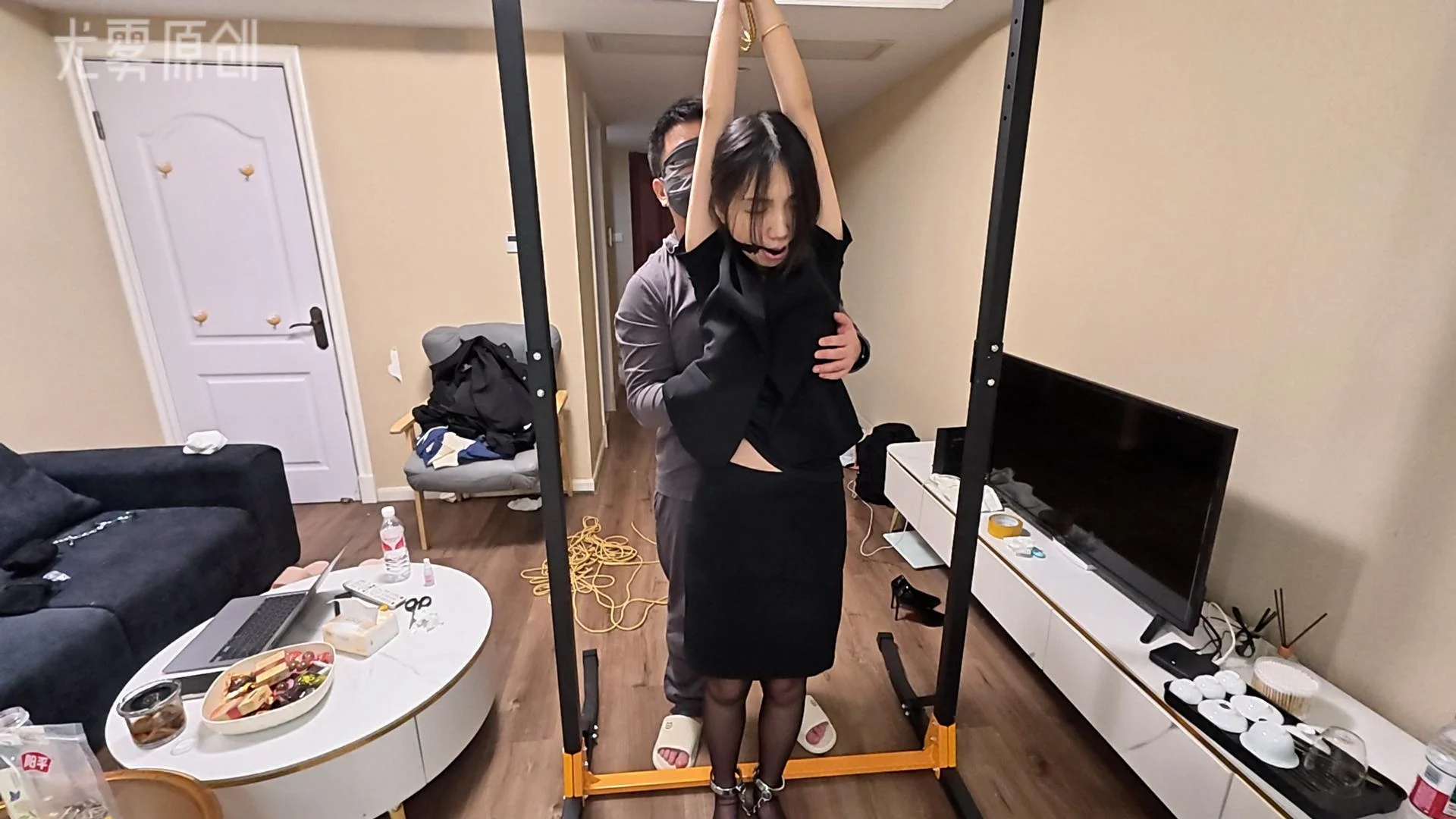 单腿吊 口球调教 直吊 蒙眼调教 单腿吊 口球调教 直吊 蒙眼调教