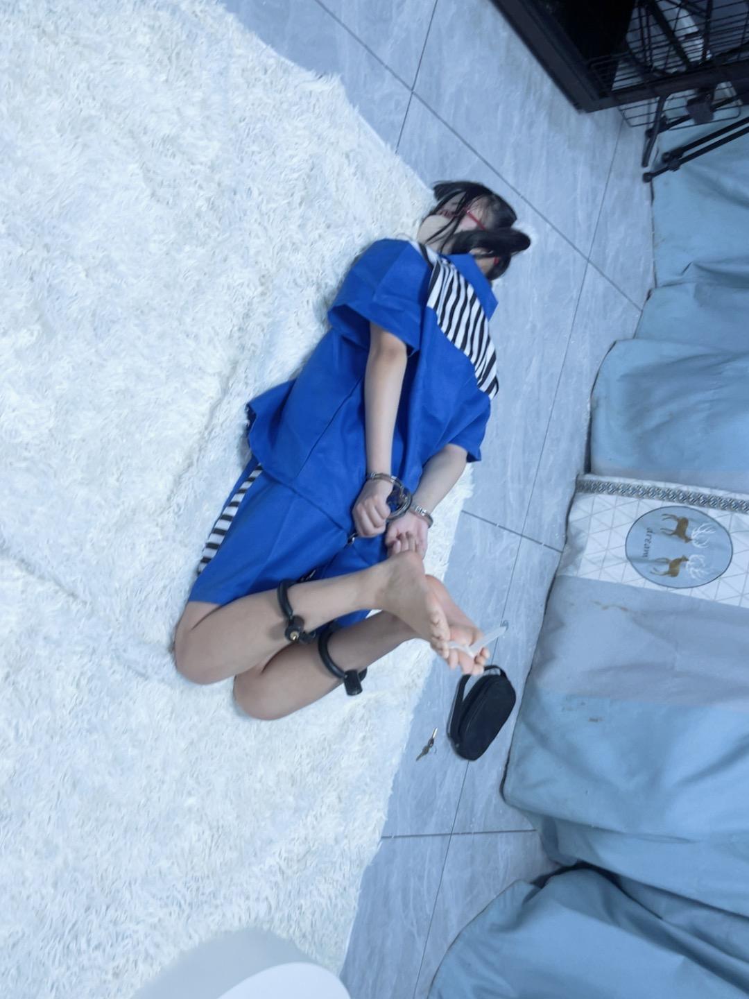 死囚体验(上)-女囚题材精品作品,填表、搜身、换衣、上镣、打脚心(重)、体罚、拘束过夜 死囚体验(上)-女囚题材精品作品,填表、搜身、换衣、上镣、打脚心(重)、体罚、拘束过夜