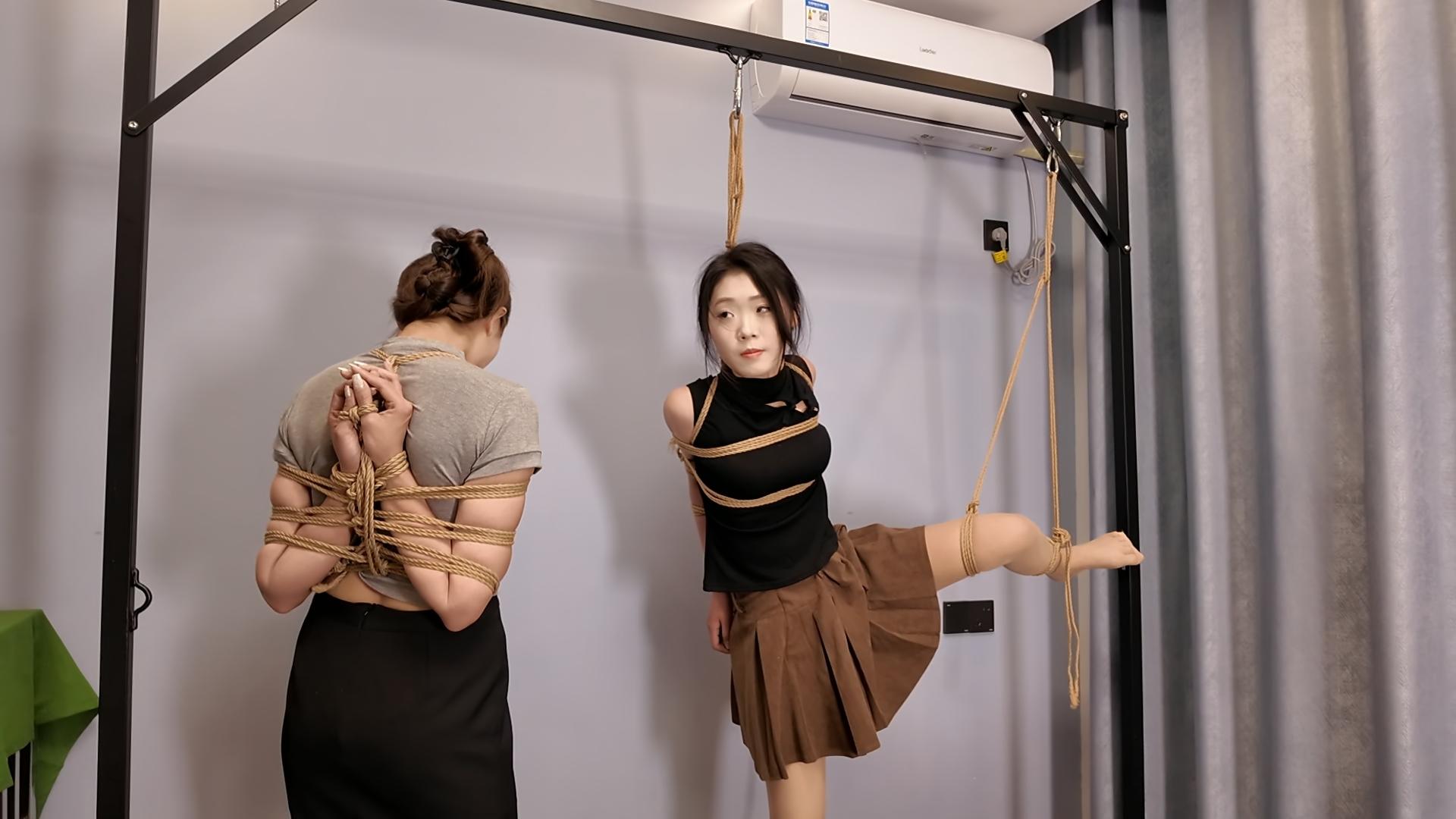 紧缚小夏与佳佳 后手观音 直臂 鞭打 跪 调 紧缚小夏与佳佳 后手观音 直臂 鞭打 跪 调