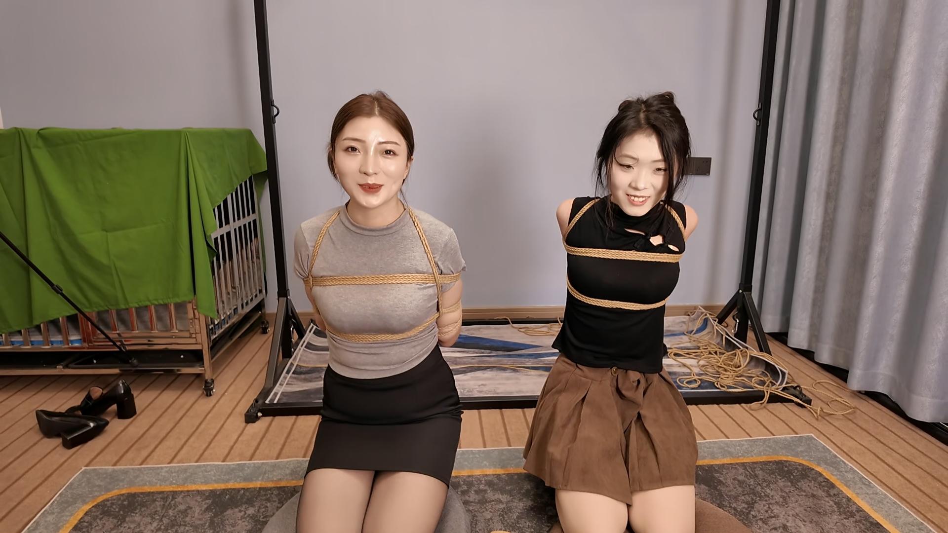 紧缚小夏与佳佳 后手观音 直臂 鞭打 跪 调 紧缚小夏与佳佳 后手观音 直臂 鞭打 跪 调