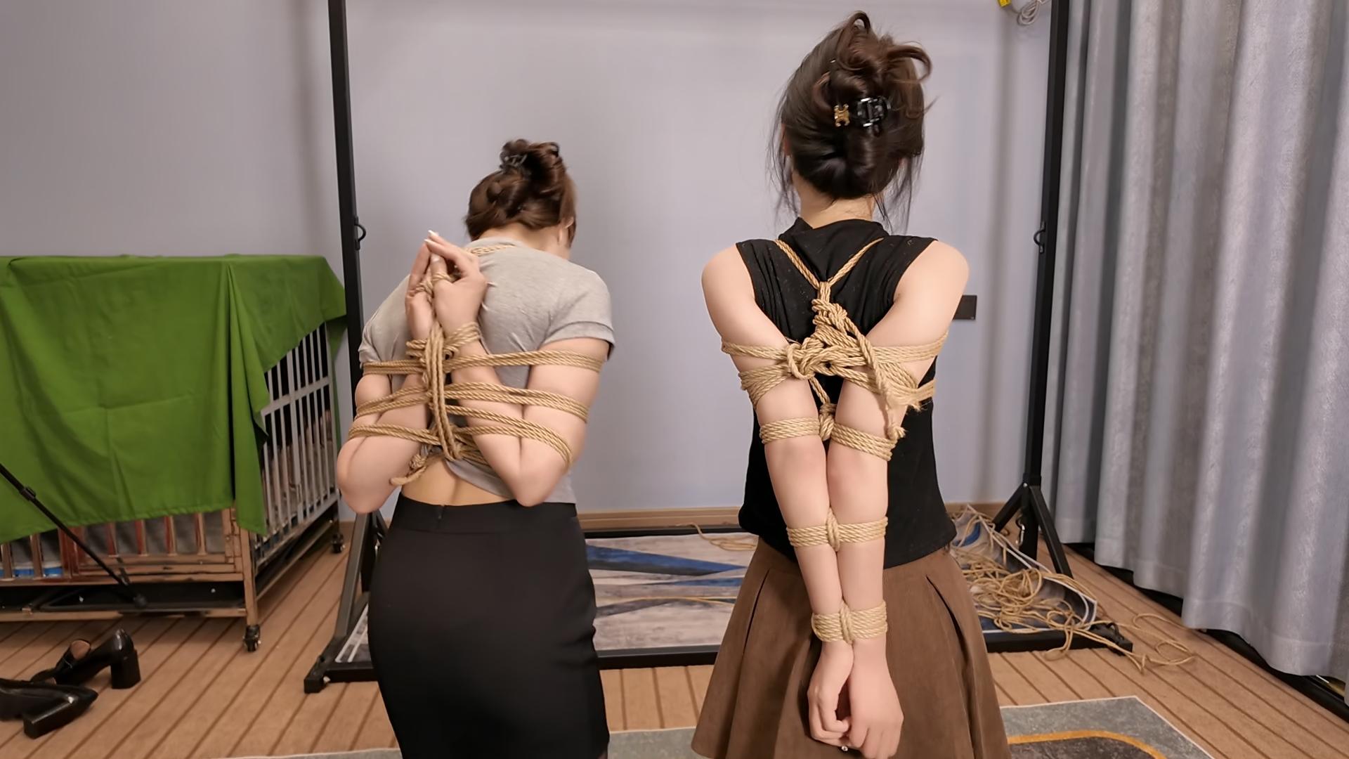 紧缚小夏与佳佳 后手观音 直臂 鞭打 跪 调 紧缚小夏与佳佳 后手观音 直臂 鞭打 跪 调