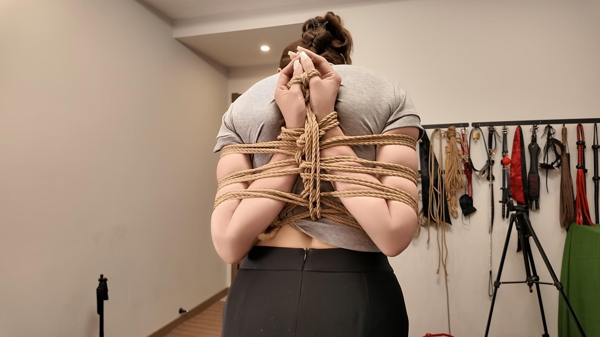 紧缚小夏与佳佳 后手观音 直臂 鞭打 跪 调 紧缚小夏与佳佳 后手观音 直臂 鞭打 跪 调