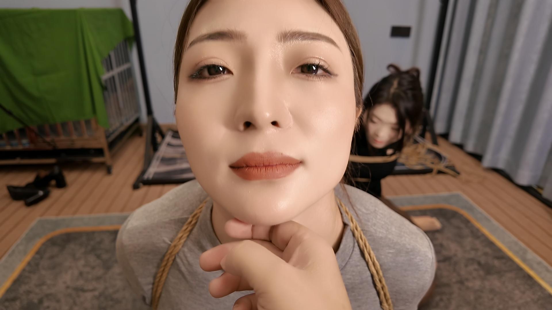 紧缚小夏与佳佳 后手观音 直臂 鞭打 跪 调 紧缚小夏与佳佳 后手观音 直臂 鞭打 跪 调