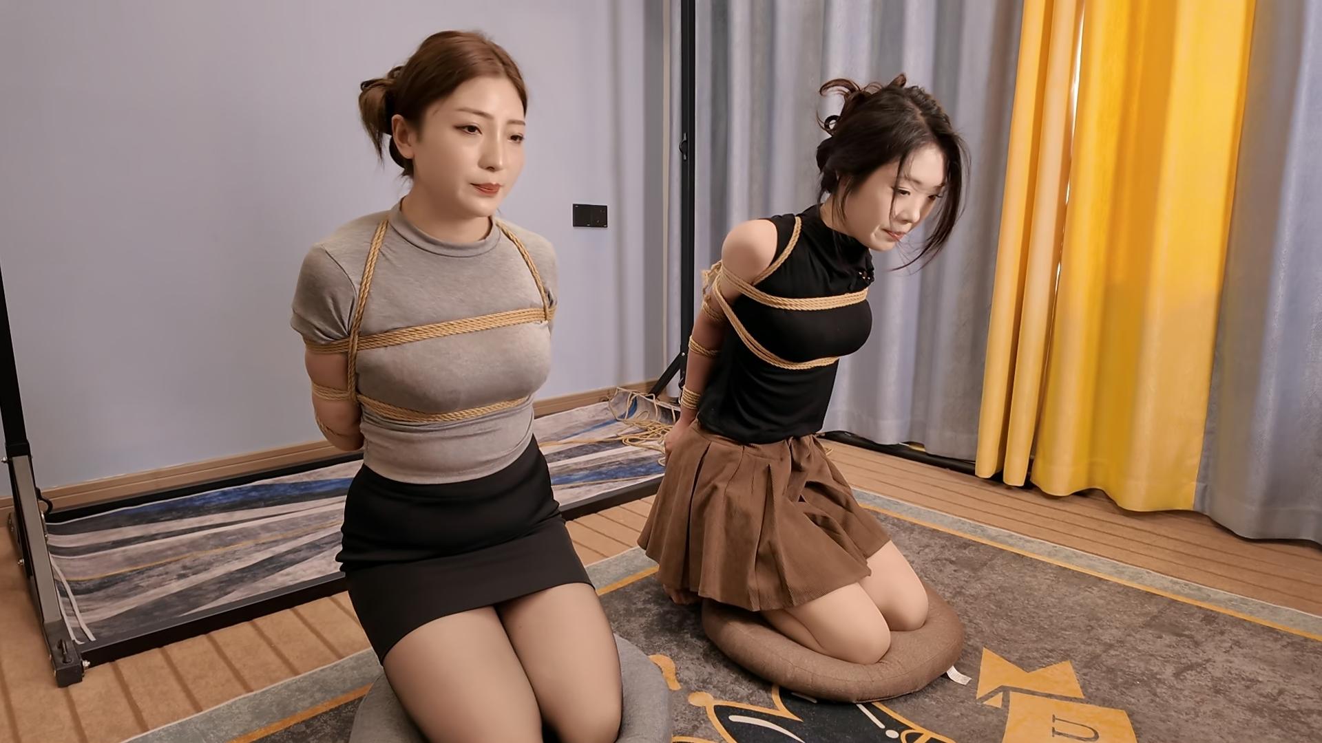 紧缚小夏与佳佳 后手观音 直臂 鞭打 跪 调 紧缚小夏与佳佳 后手观音 直臂 鞭打 跪 调