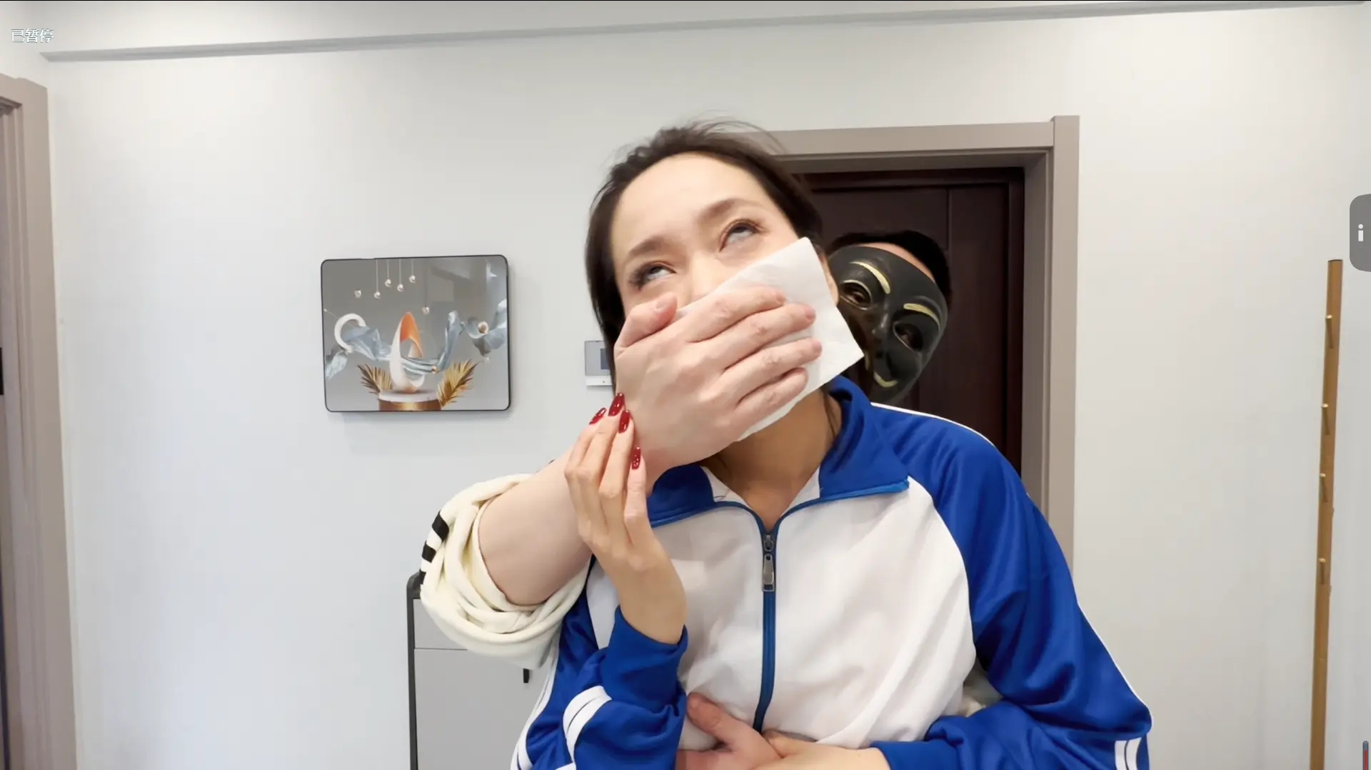 尾随者用迷药手帕堵住口鼻 尾随者用迷药手帕堵住口鼻