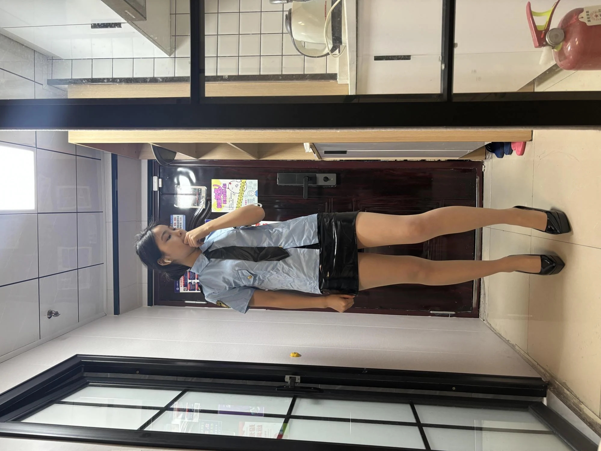 雨柔2 搜查官衬衣+黑色短裙+肉色丝袜+黑色红底高跟鞋 雨柔2 搜查官衬衣+黑色短裙+肉色丝袜+黑色红底高跟鞋
