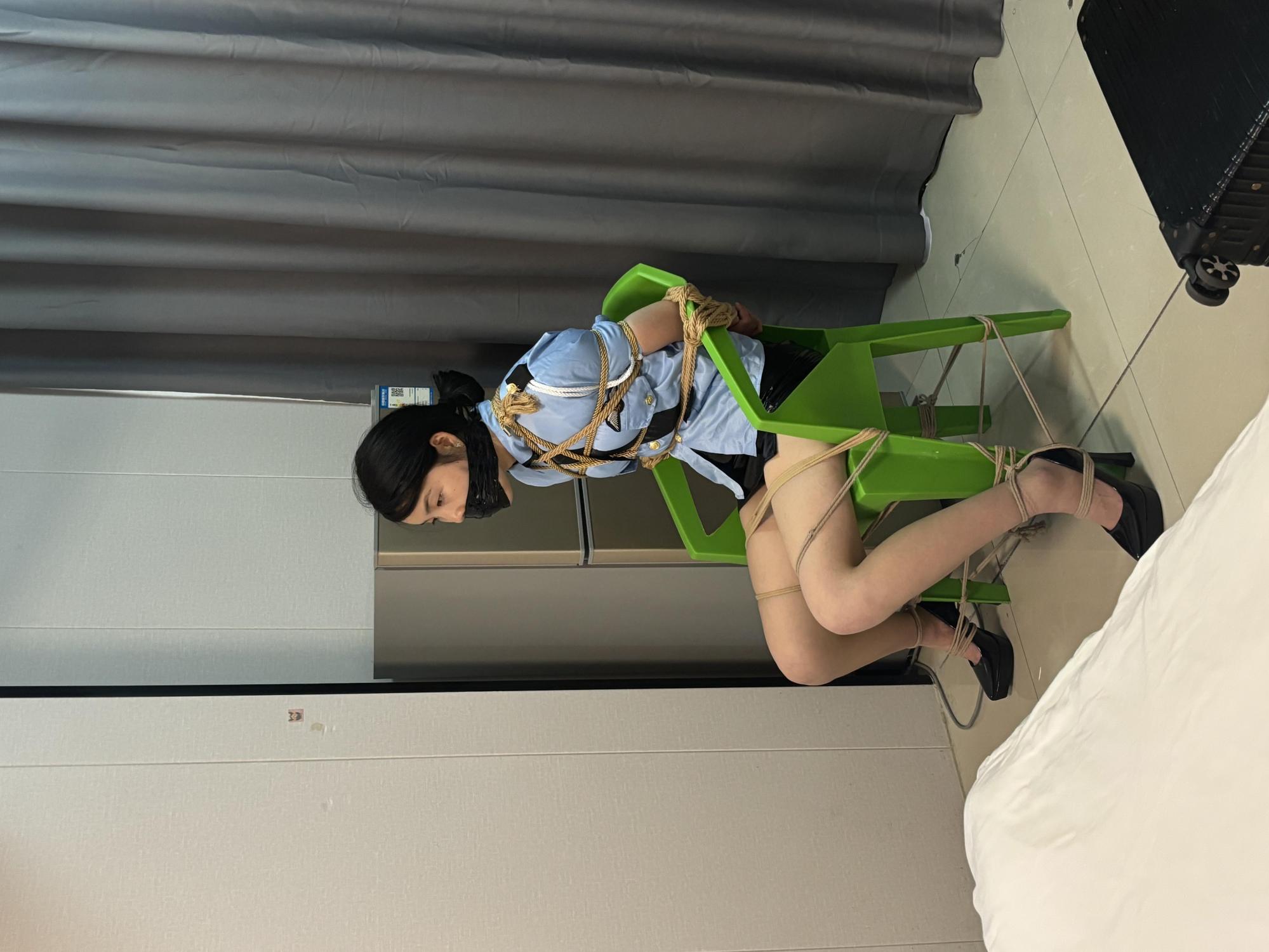 雨柔2 搜查官衬衣+黑色短裙+肉色丝袜+黑色红底高跟鞋 雨柔2 搜查官衬衣+黑色短裙+肉色丝袜+黑色红底高跟鞋