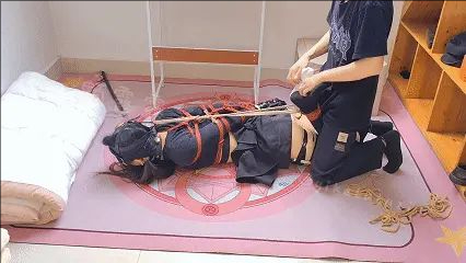 黑白过膝鸳鸯袜短裙露露直臂吊缚分腿器罚站痛苦折磨,马具口塞蒙眼膝盖并腿被绑超难受半蹲受罚 黑白过膝鸳鸯袜短裙露露直臂吊缚分腿器罚站痛苦折磨,马具口塞蒙眼膝盖并腿被绑超难受半蹲受罚