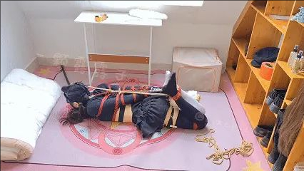 黑白过膝鸳鸯袜短裙露露直臂吊缚分腿器罚站痛苦折磨,马具口塞蒙眼膝盖并腿被绑超难受半蹲受罚 黑白过膝鸳鸯袜短裙露露直臂吊缚分腿器罚站痛苦折磨,马具口塞蒙眼膝盖并腿被绑超难受半蹲受罚