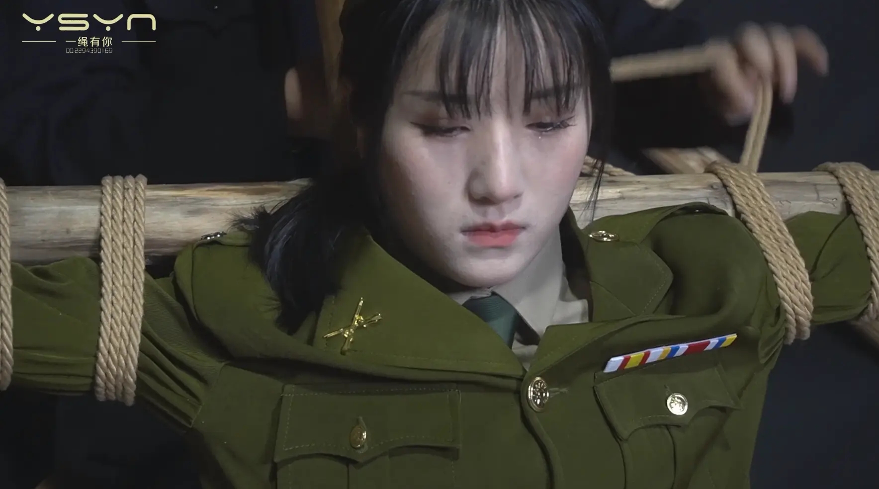 【血色潜伏】潜伏女孩惨遭捆绑吊打老虎凳铁钳子刷子挠脚心驷马吊起打虐不屈五花大绑插牌被枪决 【血色潜伏】潜伏女孩惨遭捆绑吊打老虎凳铁钳子刷子挠脚心驷马吊起打虐不屈五花大绑插牌被枪决