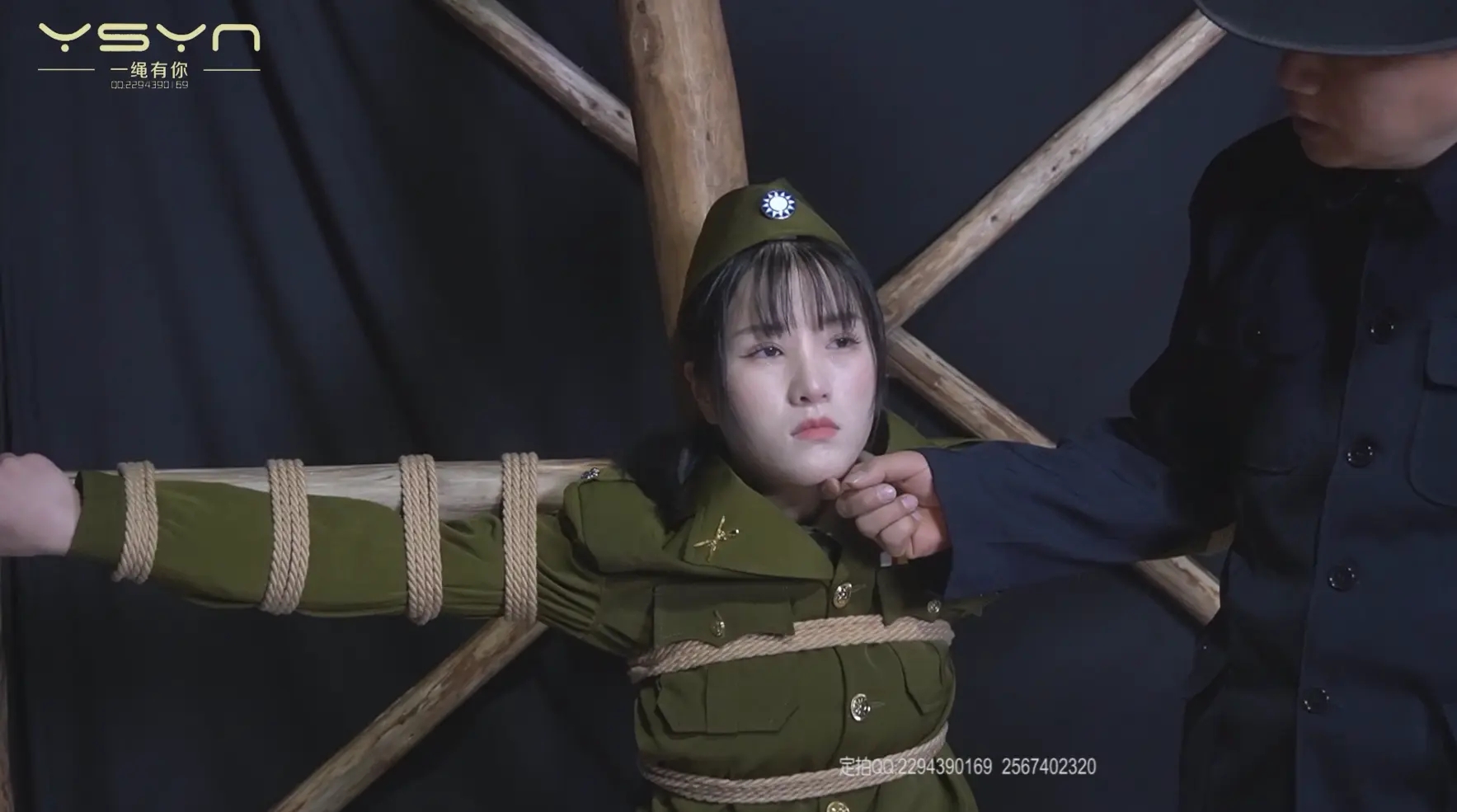 【血色潜伏】潜伏女孩惨遭捆绑吊打老虎凳铁钳子刷子挠脚心驷马吊起打虐不屈五花大绑插牌被枪决 【血色潜伏】潜伏女孩惨遭捆绑吊打老虎凳铁钳子刷子挠脚心驷马吊起打虐不屈五花大绑插牌被枪决